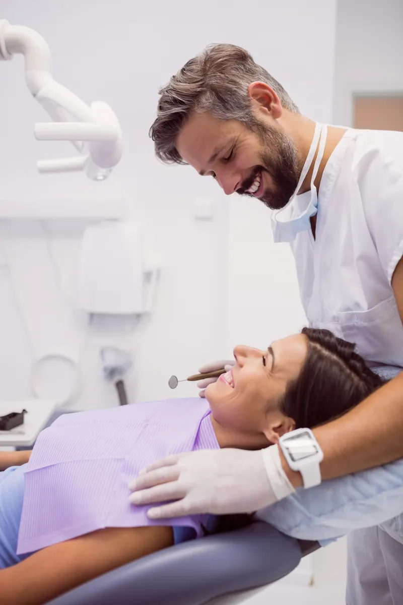 Dr. Rafael Andrade sorrindo durante o atendimento